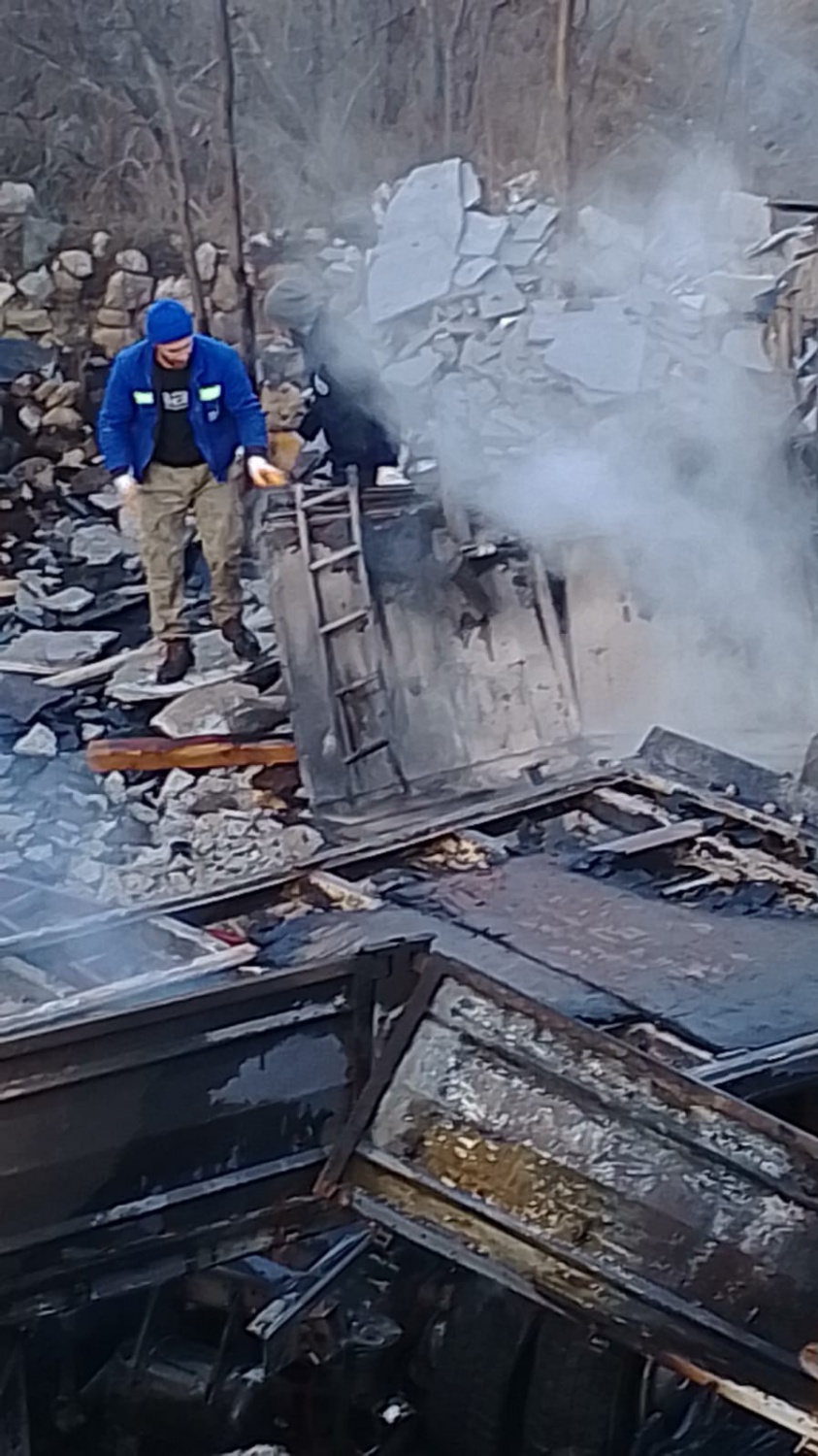 Gümüşhane’de mermer yüklü tır şarampole yuvarlanarak alev aldı: 1 yaralı 2