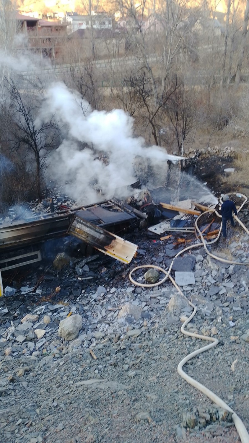 Gümüşhane’de mermer yüklü tır şarampole yuvarlanarak alev aldı: 1 yaralı 6