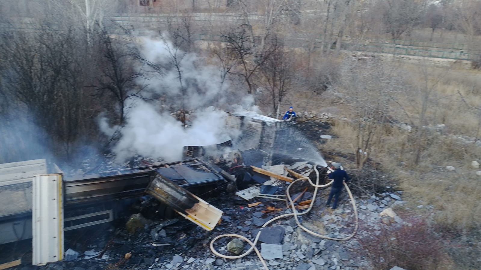 Gümüşhane’de mermer yüklü tır şarampole yuvarlanarak alev aldı: 1 yaralı 4