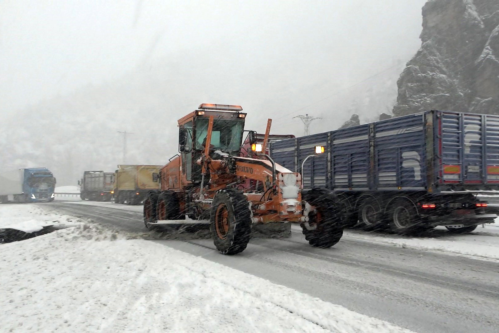 Zigana Geçidi kara teslim oldu, araçlar yolda kaldı 2