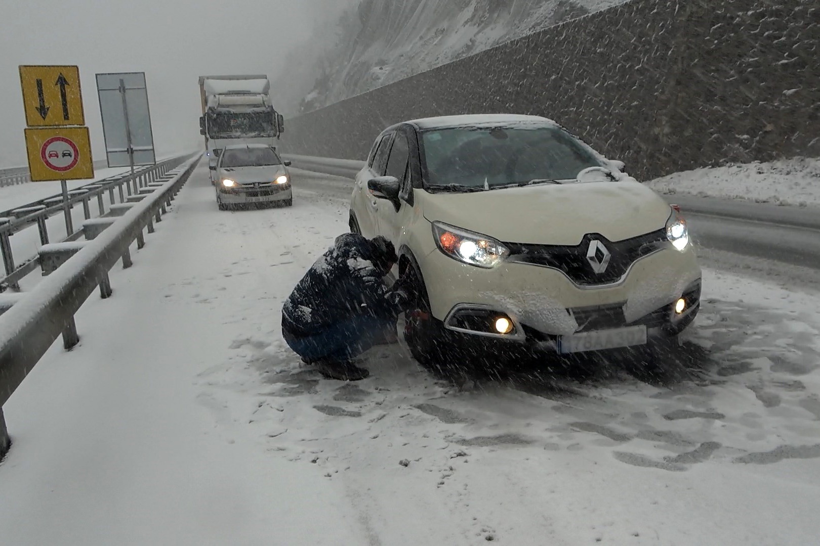 Zigana Geçidi kara teslim oldu, araçlar yolda kaldı 7