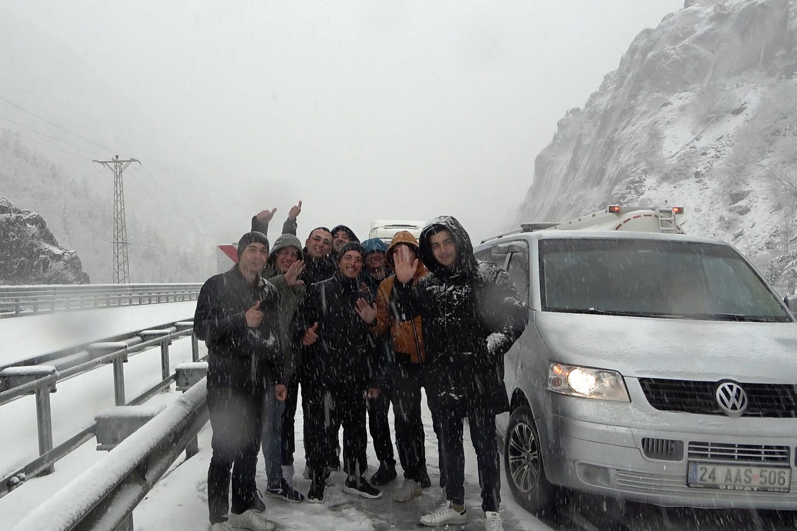 Zigana Geçidi kara teslim oldu, araçlar yolda kaldı 8