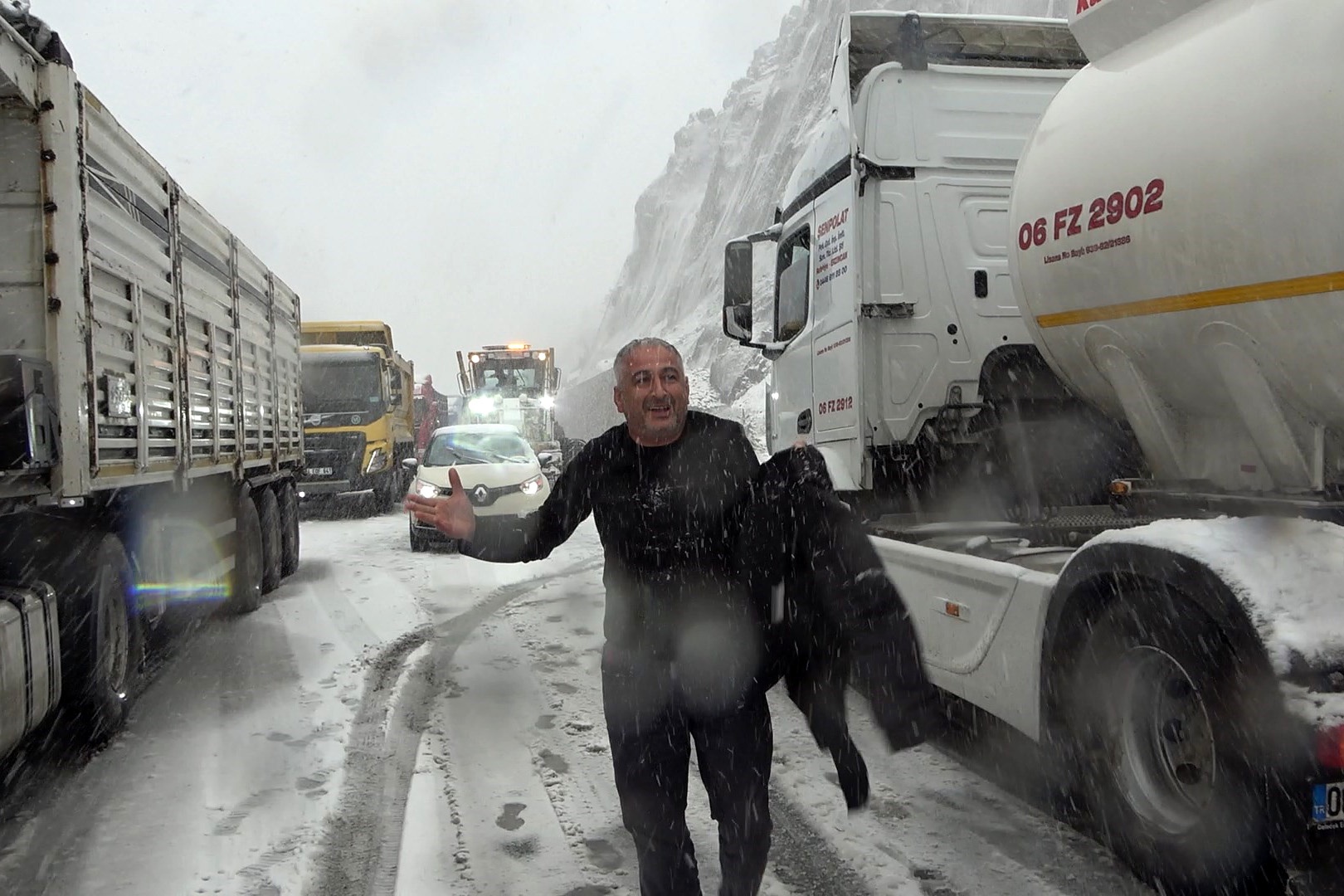 Zigana Geçidi kara teslim oldu, araçlar yolda kaldı 10