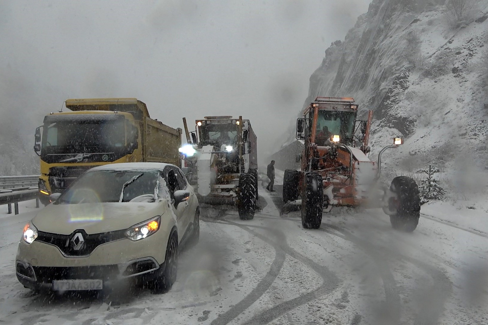 Zigana Geçidi kara teslim oldu, araçlar yolda kaldı 9