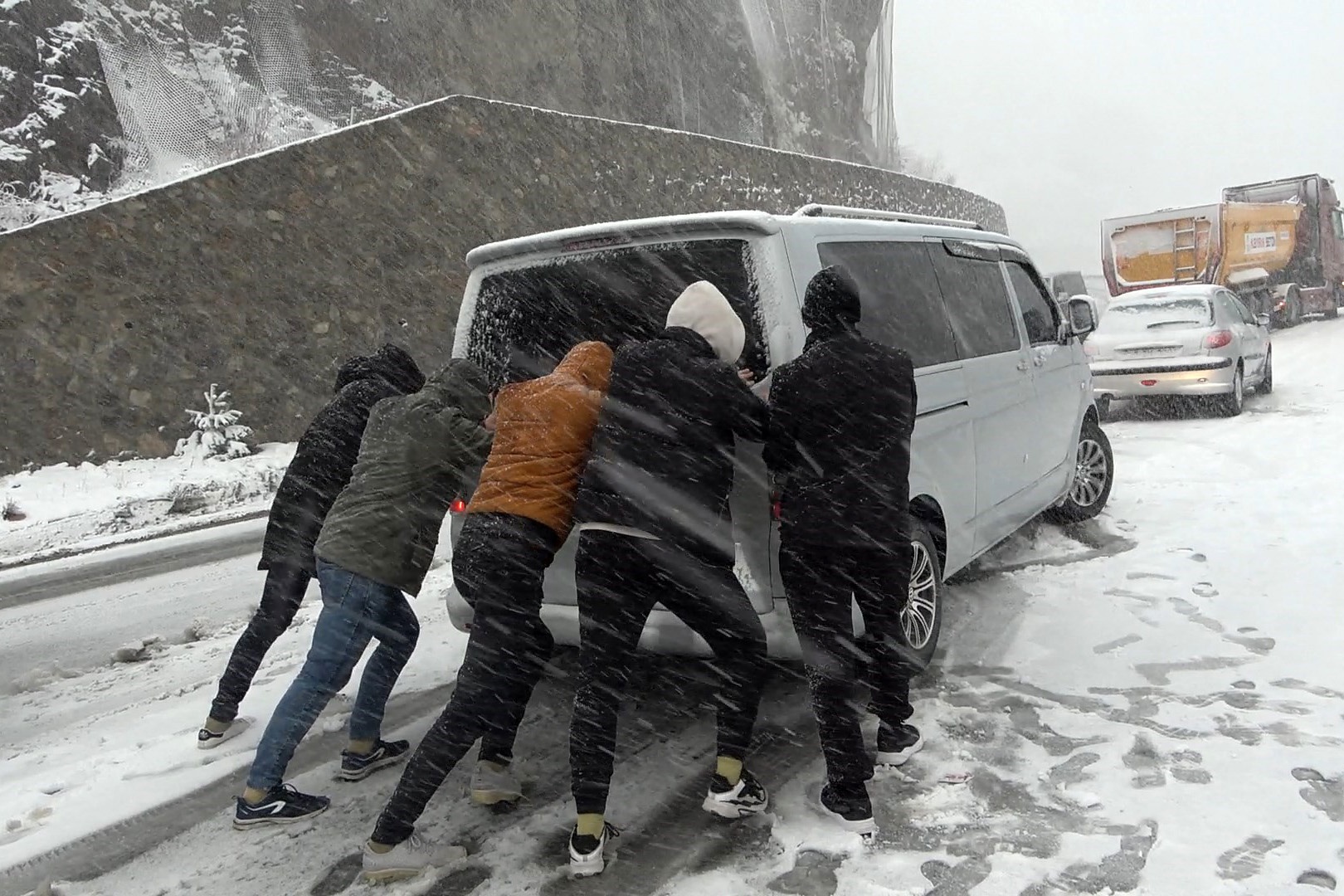 Zigana Geçidi kara teslim oldu, araçlar yolda kaldı 5