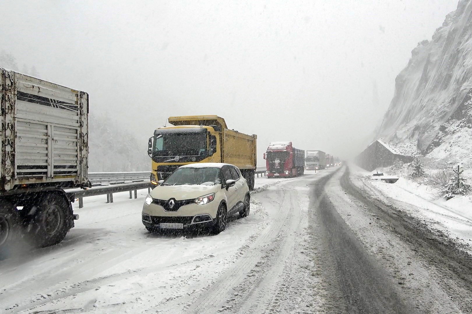 Zigana Geçidi kara teslim oldu, araçlar yolda kaldı 3