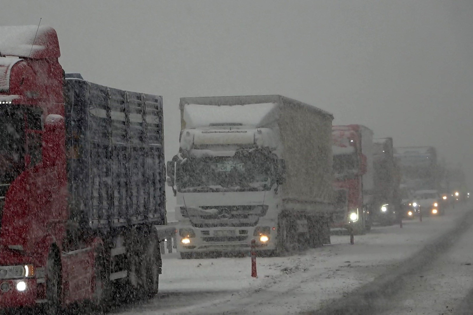 Zigana Geçidi kara teslim oldu, araçlar yolda kaldı 1