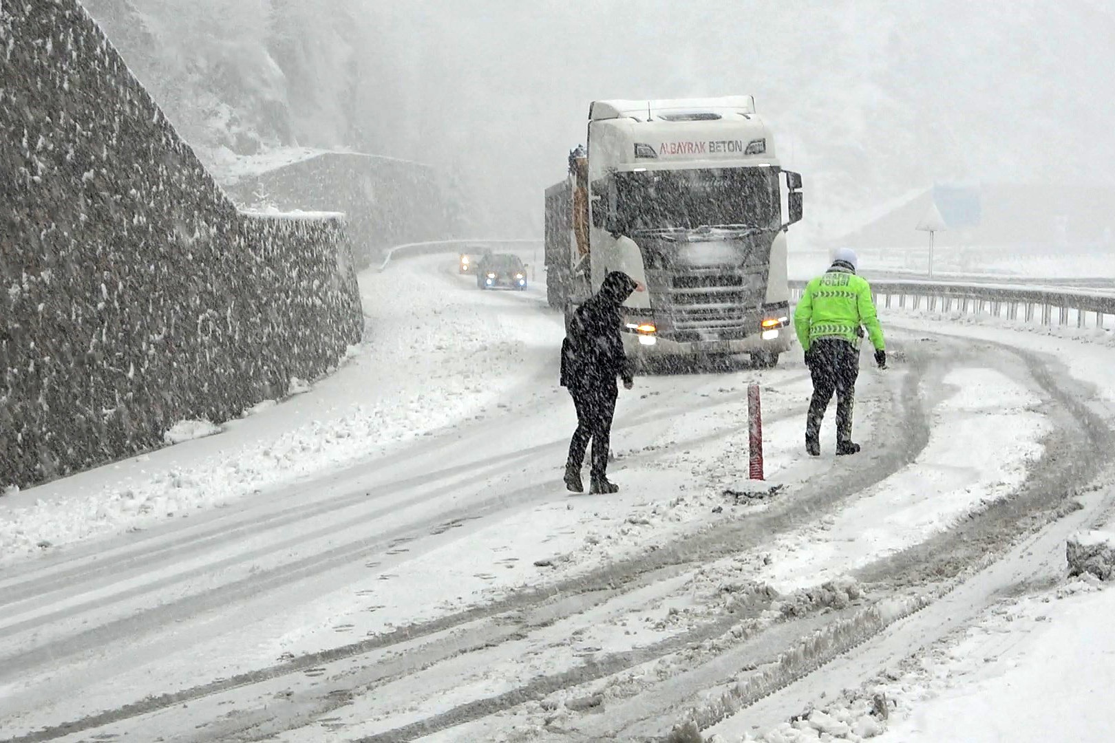 Zigana Geçidi kara teslim oldu, araçlar yolda kaldı 4