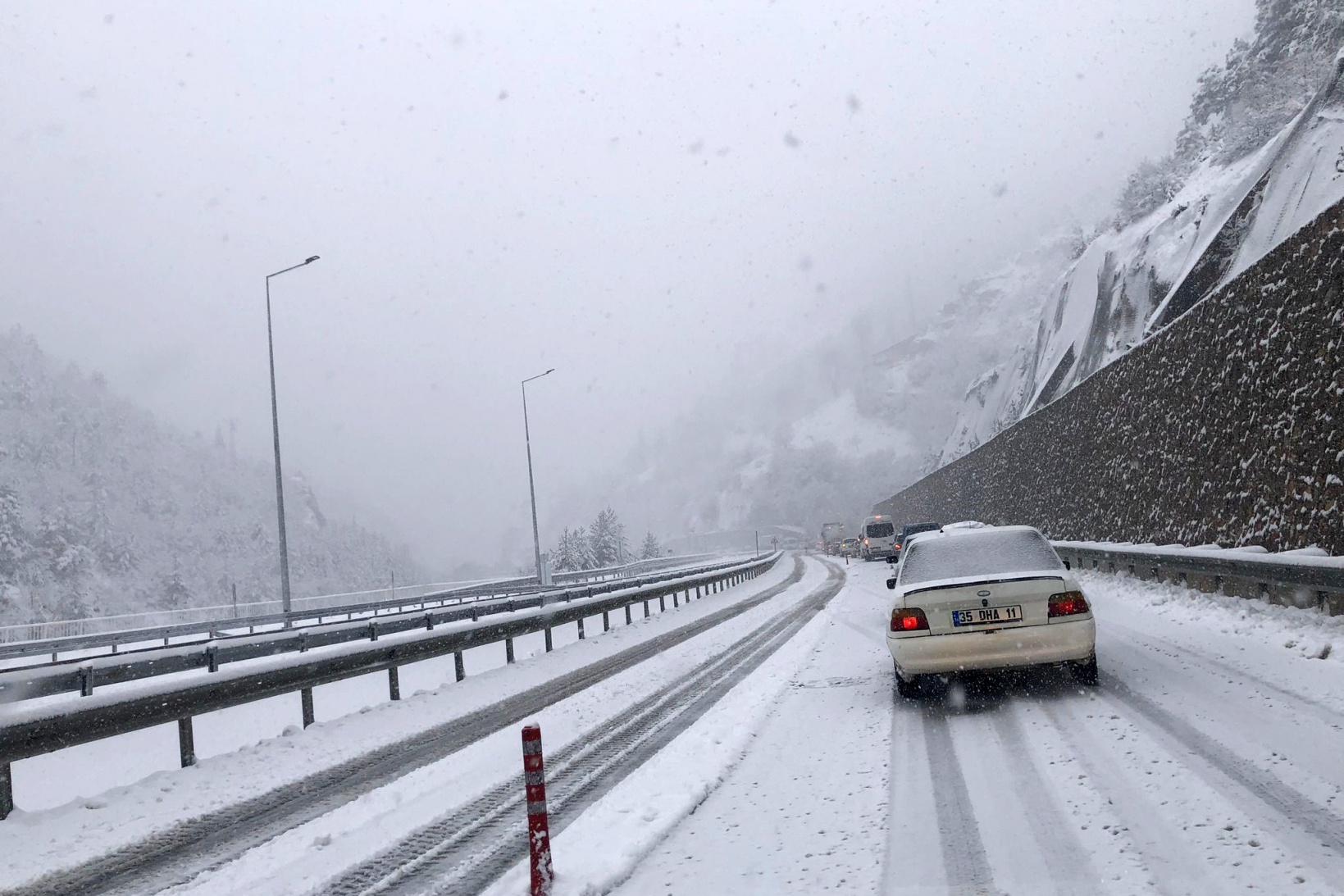 Zigana Geçidi kara teslim oldu, araçlar yolda kaldı 6