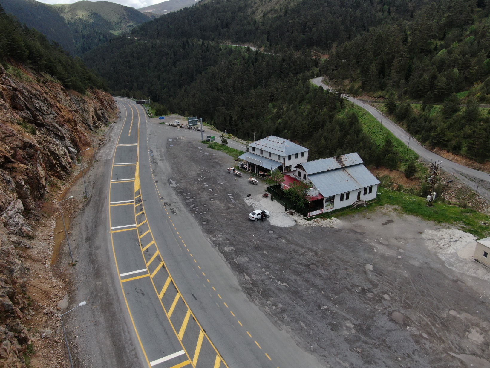 Her gün binlerce aracın geçiş yaptığı yol artık sessizliğe büründü 1