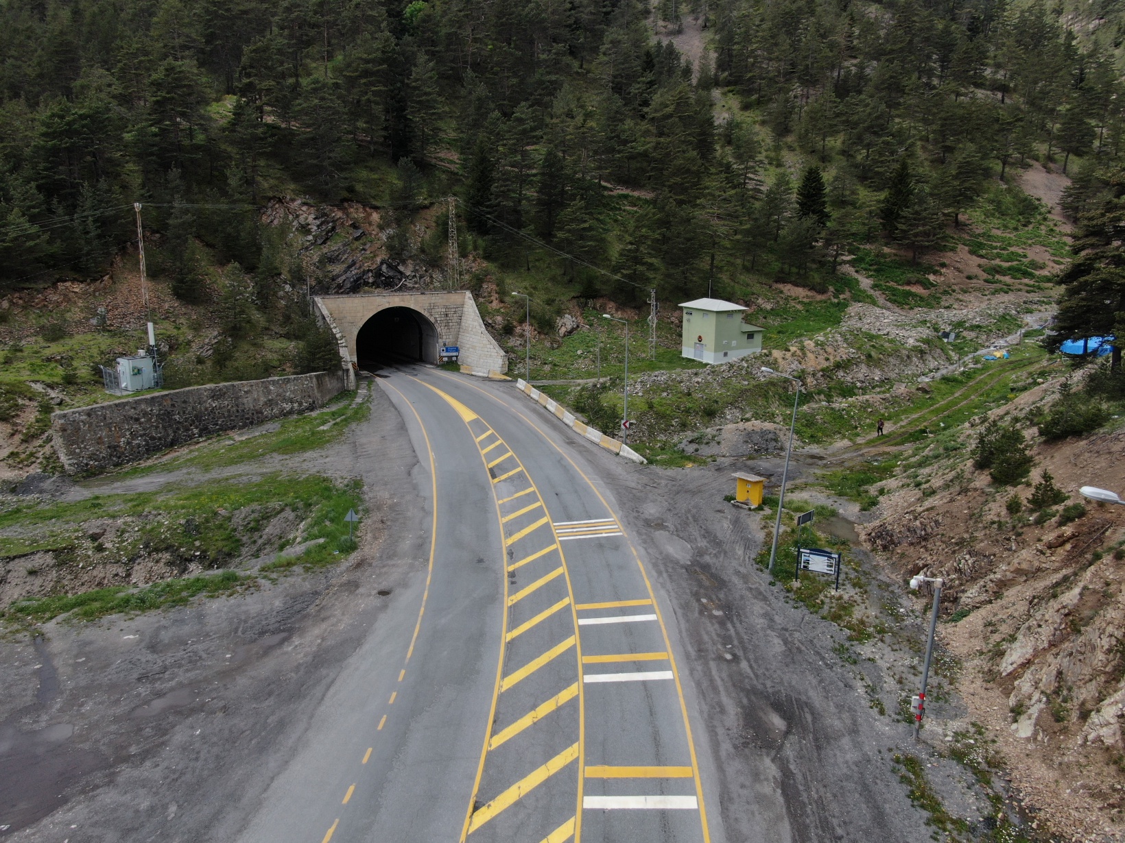 Her gün binlerce aracın geçiş yaptığı yol artık sessizliğe büründü 5