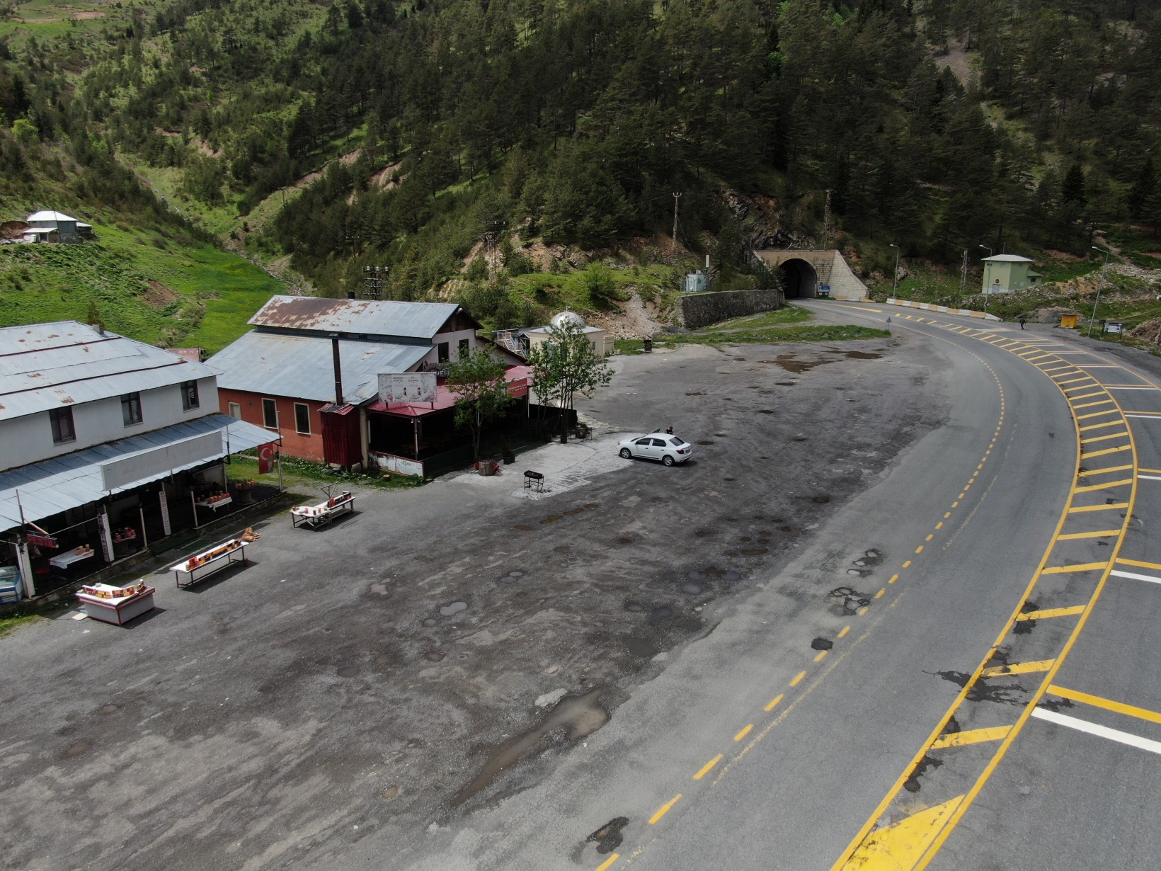 Her gün binlerce aracın geçiş yaptığı yol artık sessizliğe büründü 7