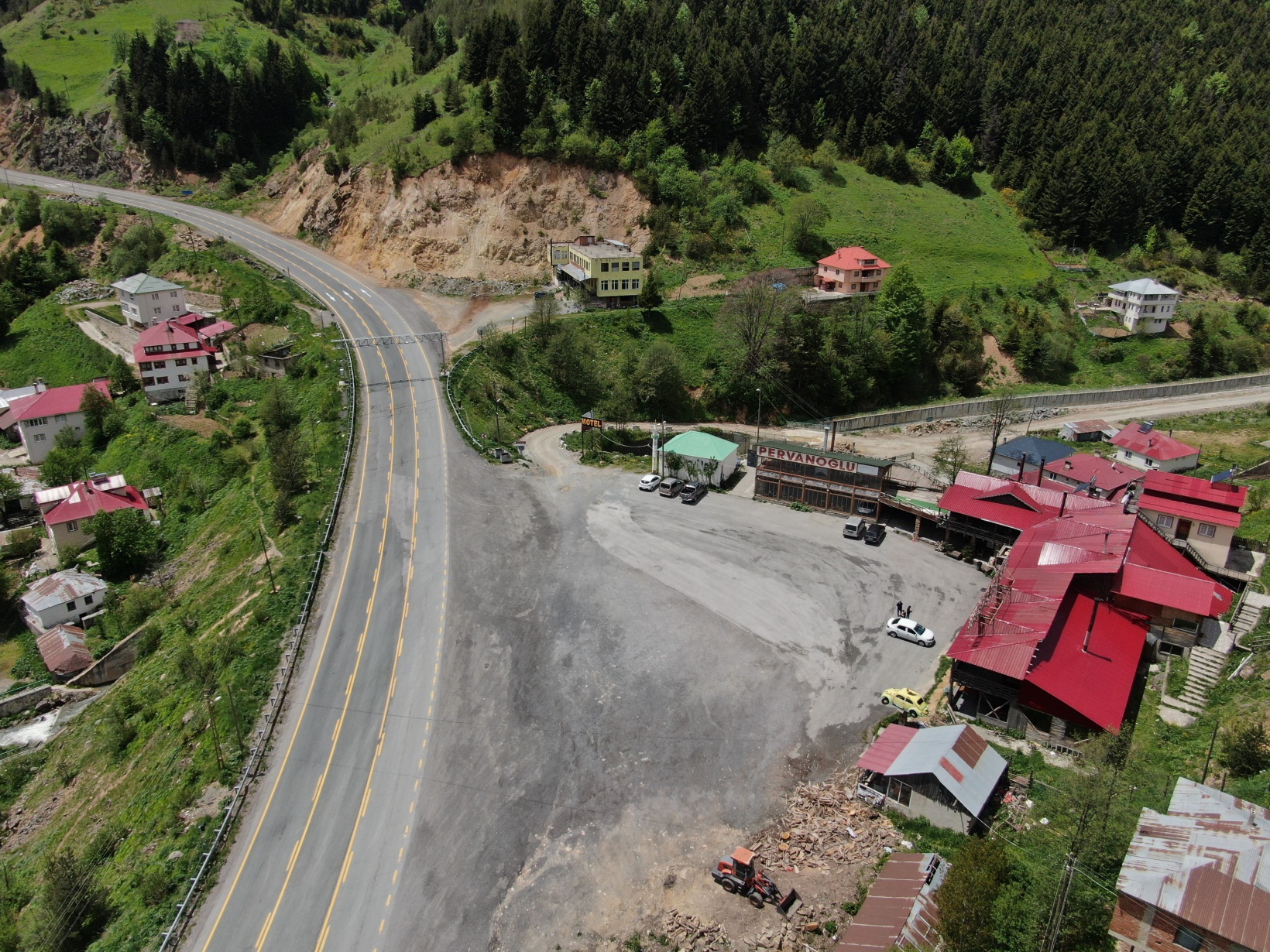 Her gün binlerce aracın geçiş yaptığı yol artık sessizliğe büründü 17