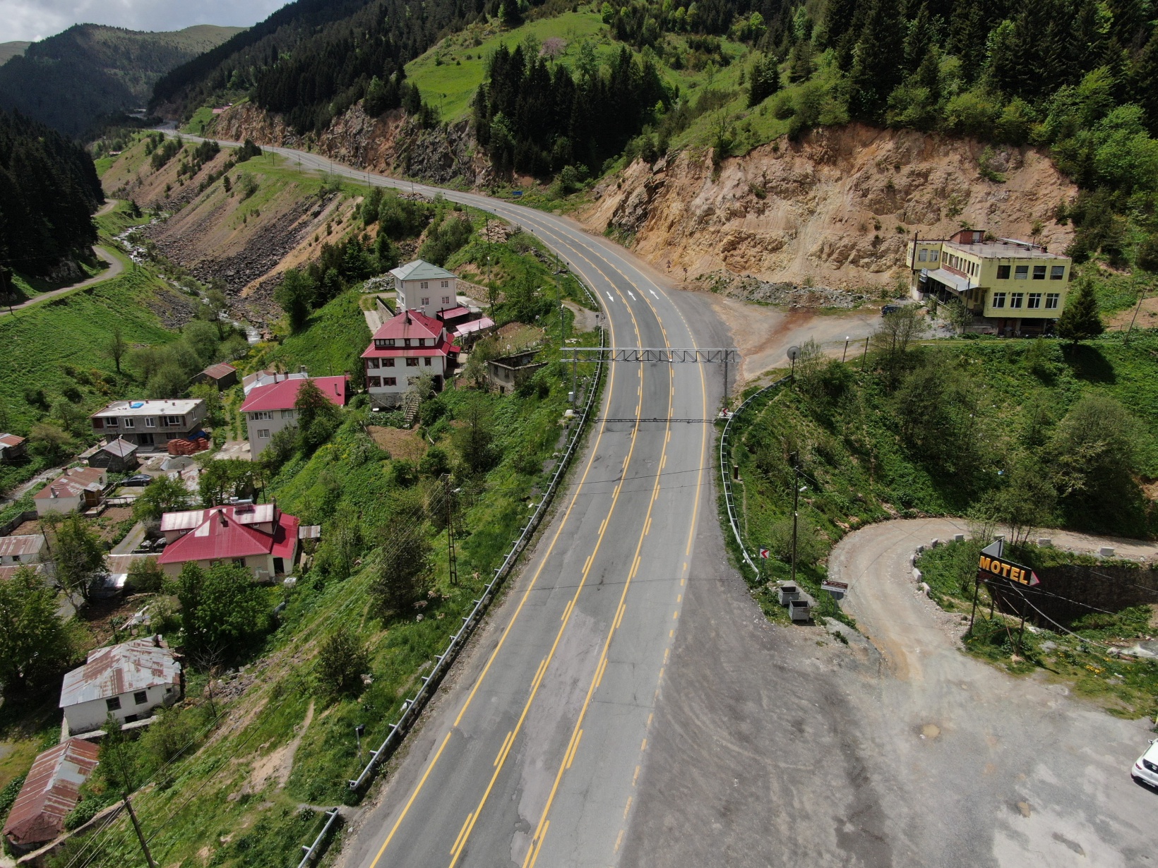 Her gün binlerce aracın geçiş yaptığı yol artık sessizliğe büründü 16
