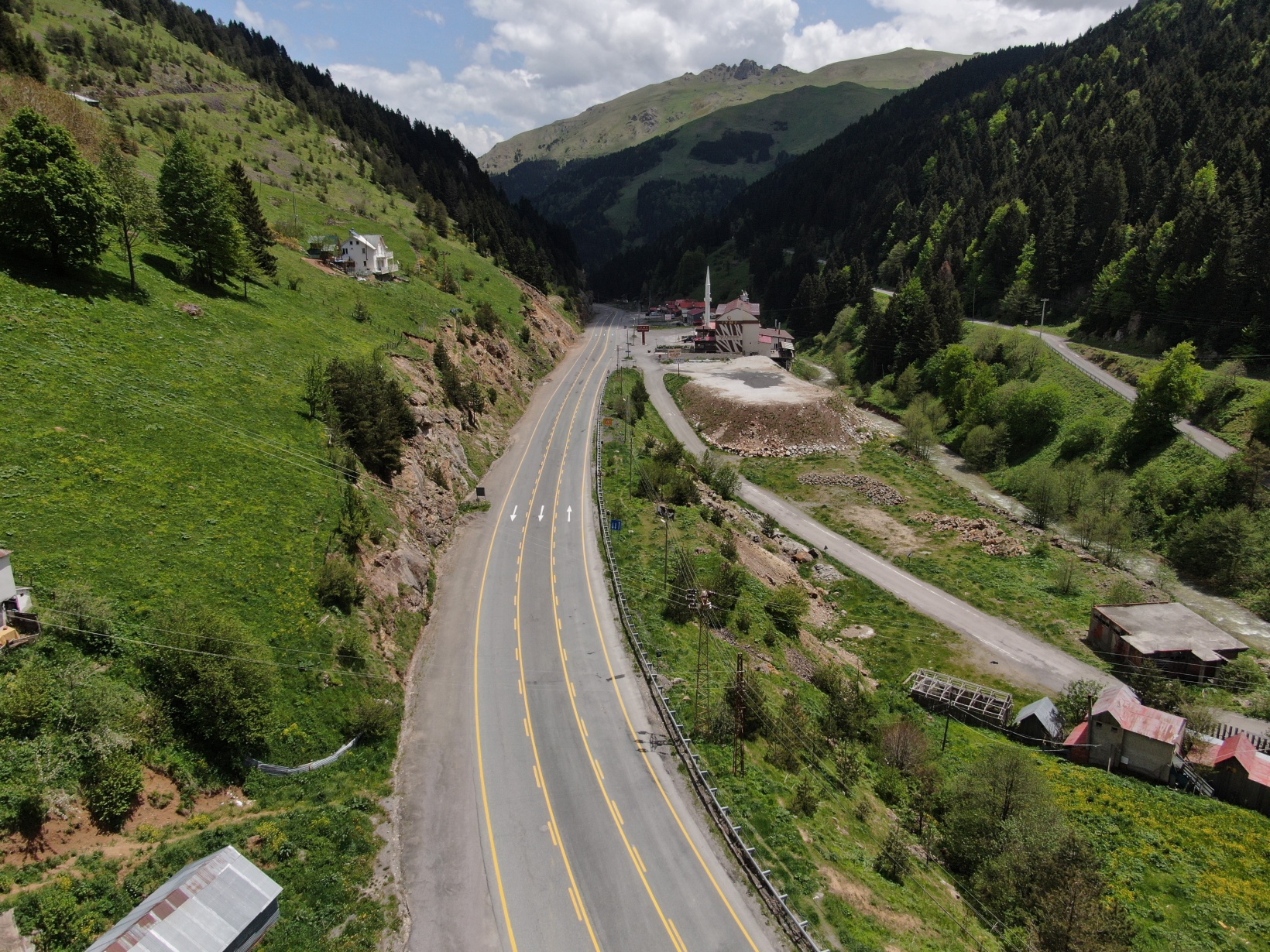 Her gün binlerce aracın geçiş yaptığı yol artık sessizliğe büründü 6