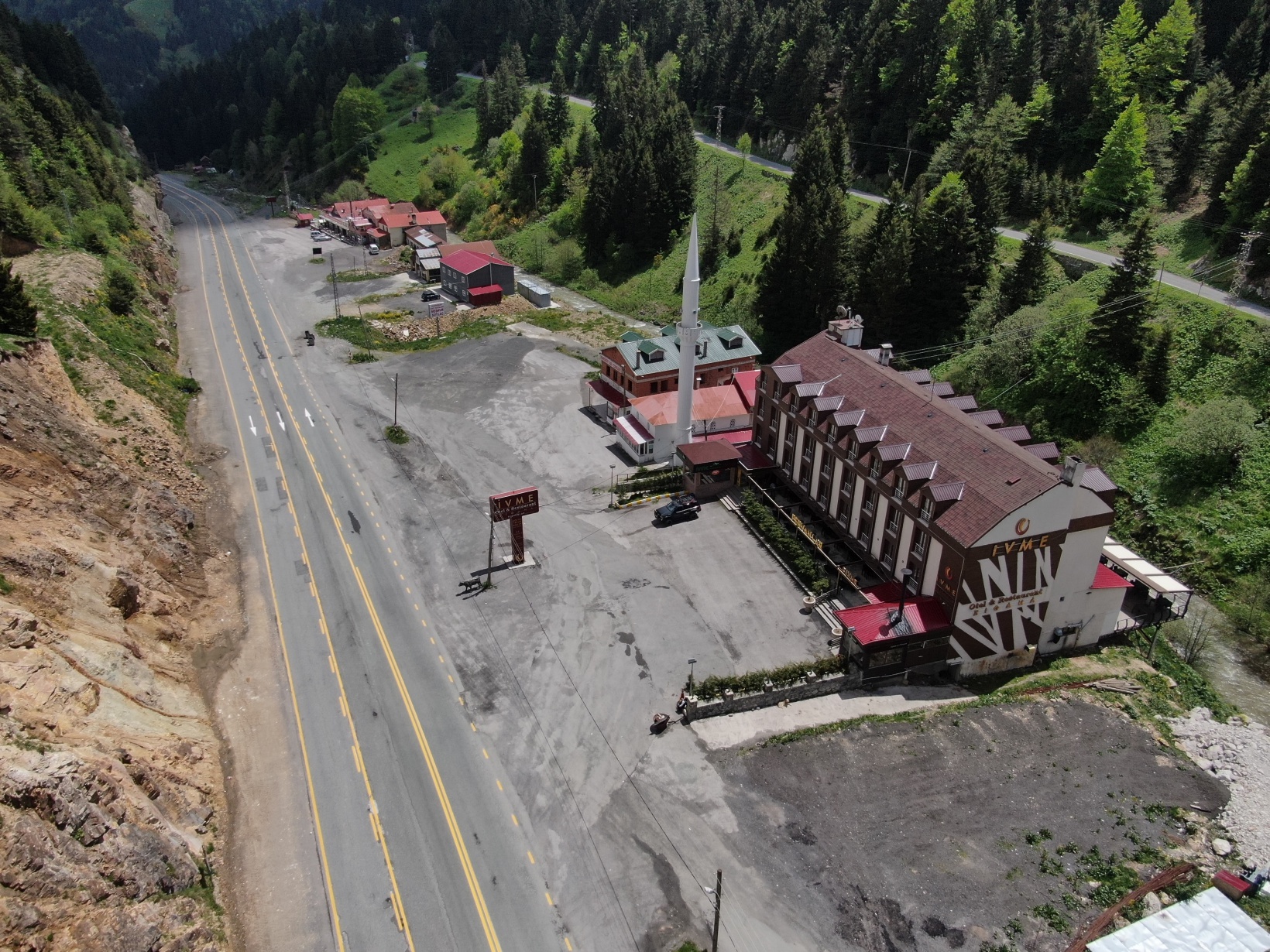 Her gün binlerce aracın geçiş yaptığı yol artık sessizliğe büründü 14