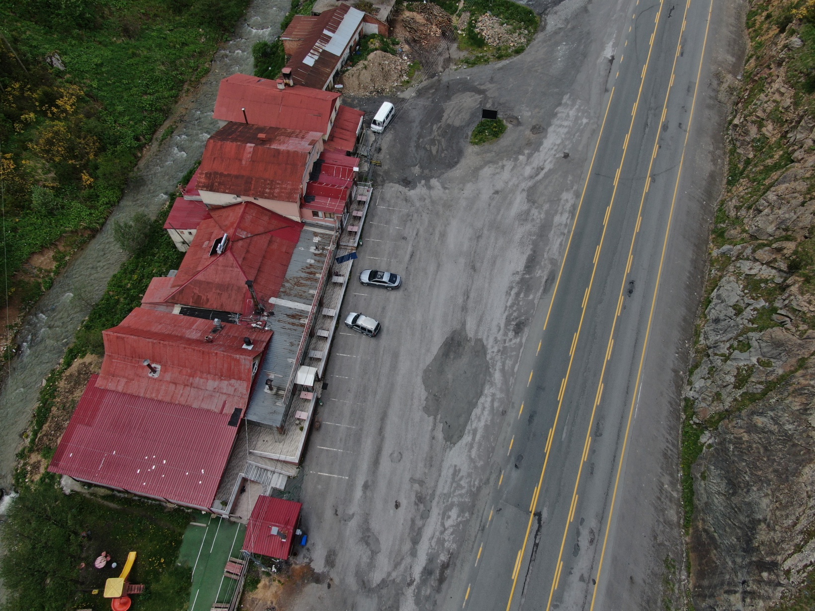 Her gün binlerce aracın geçiş yaptığı yol artık sessizliğe büründü 11