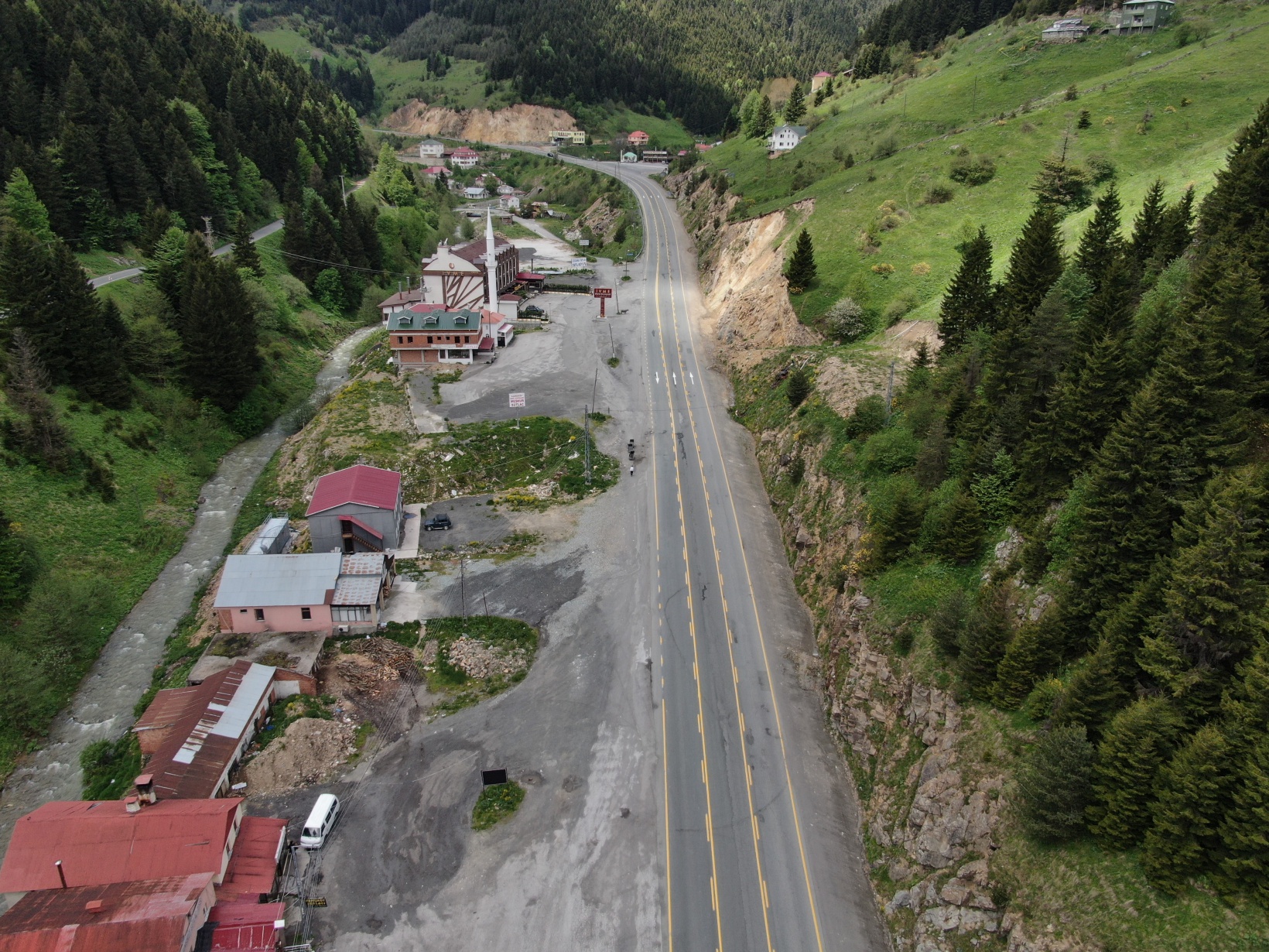 Her gün binlerce aracın geçiş yaptığı yol artık sessizliğe büründü 9