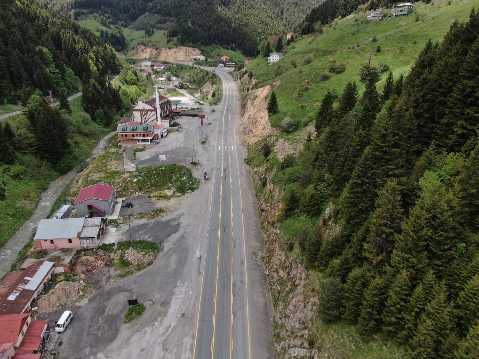 Her gün binlerce aracın geçiş yaptığı yol artık sessizliğe büründü 4