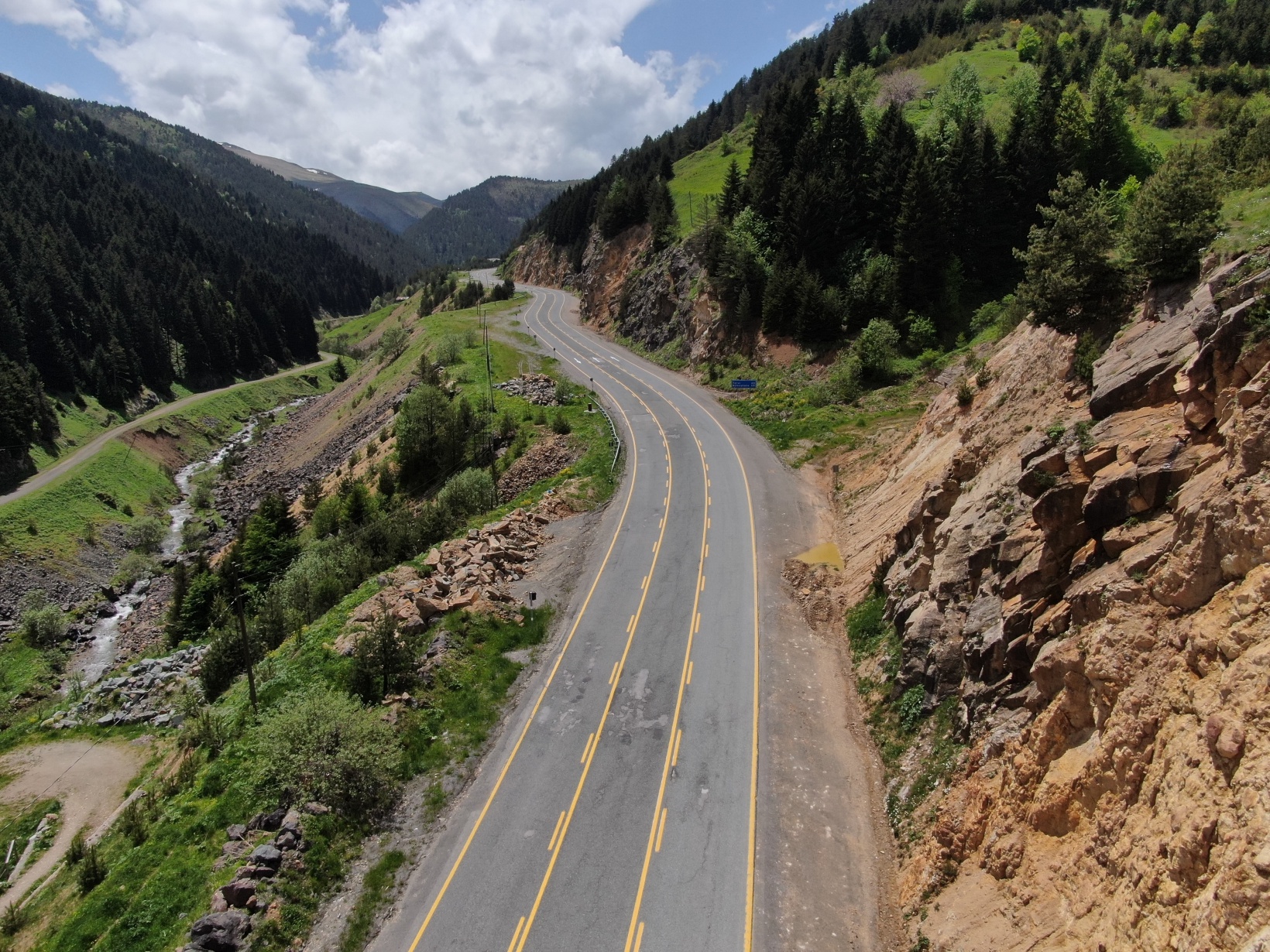 Her gün binlerce aracın geçiş yaptığı yol artık sessizliğe büründü 3
