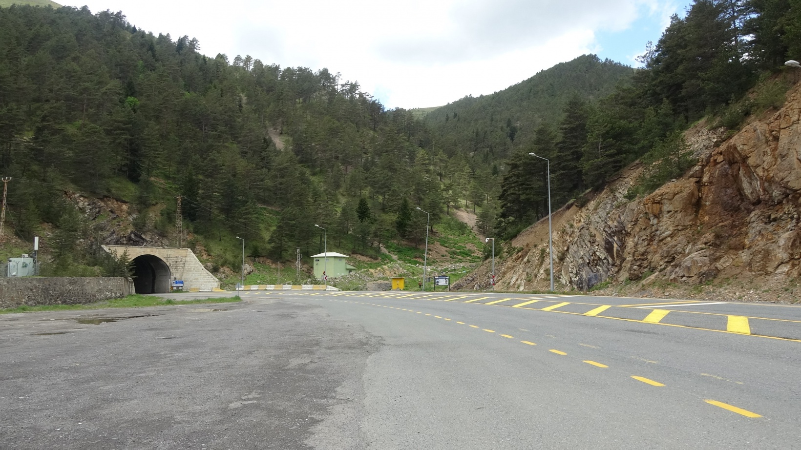 Her gün binlerce aracın geçiş yaptığı yol artık sessizliğe büründü 2