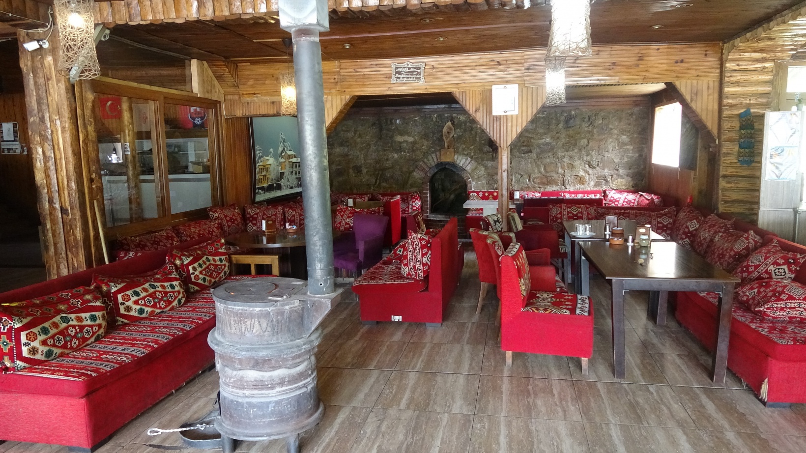 Her gün binlerce aracın geçiş yaptığı yol artık sessizliğe büründü 10