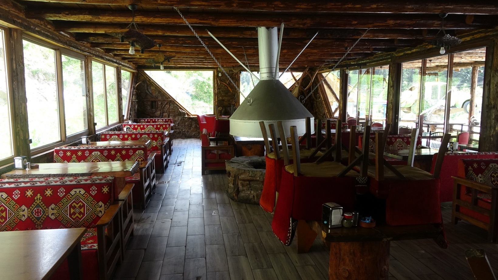 Her gün binlerce aracın geçiş yaptığı yol artık sessizliğe büründü 15