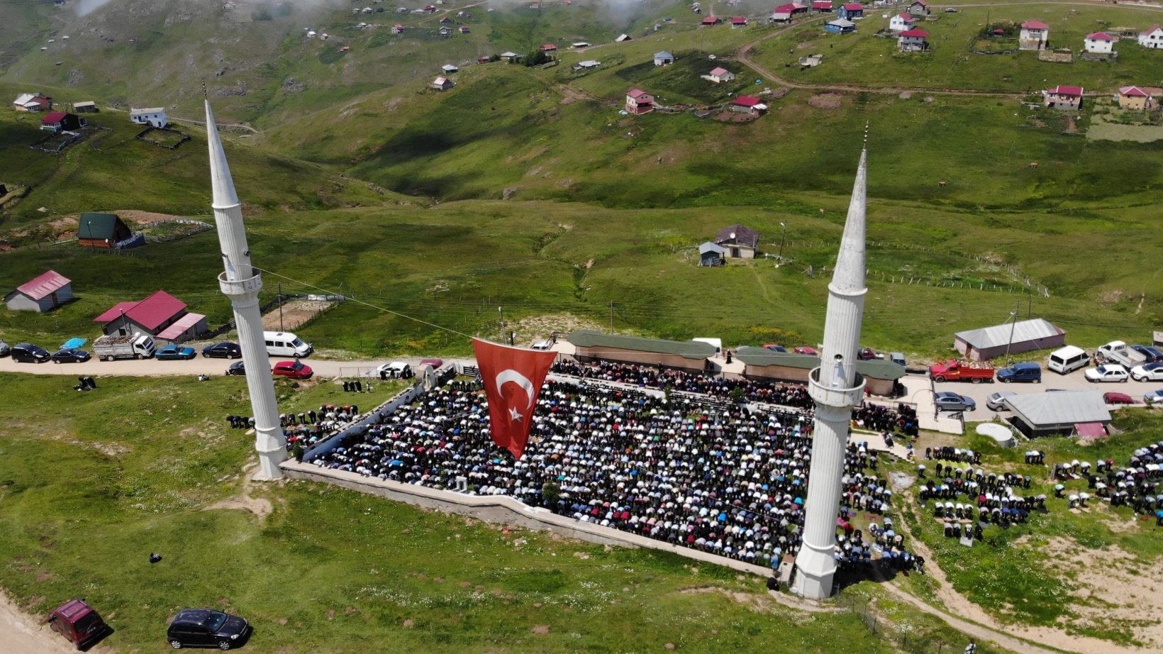 562 yıldır çimen üzerinde Cuma namazı kılınıyor 7