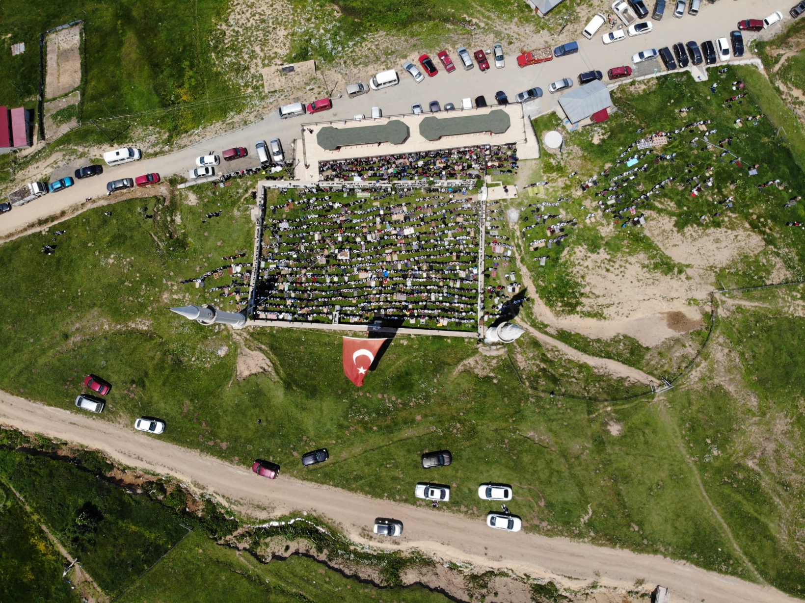 562 yıldır çimen üzerinde Cuma namazı kılınıyor 4