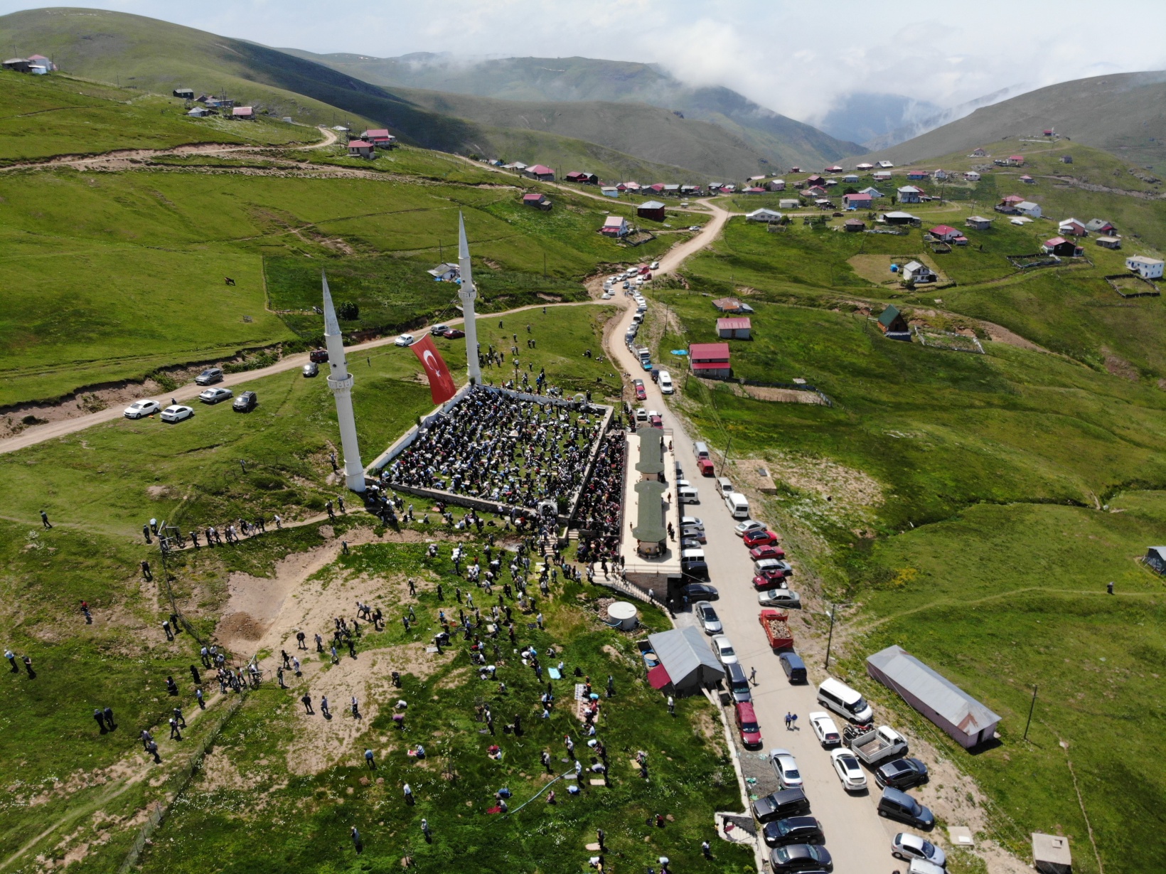 562 yıldır çimen üzerinde Cuma namazı kılınıyor 9