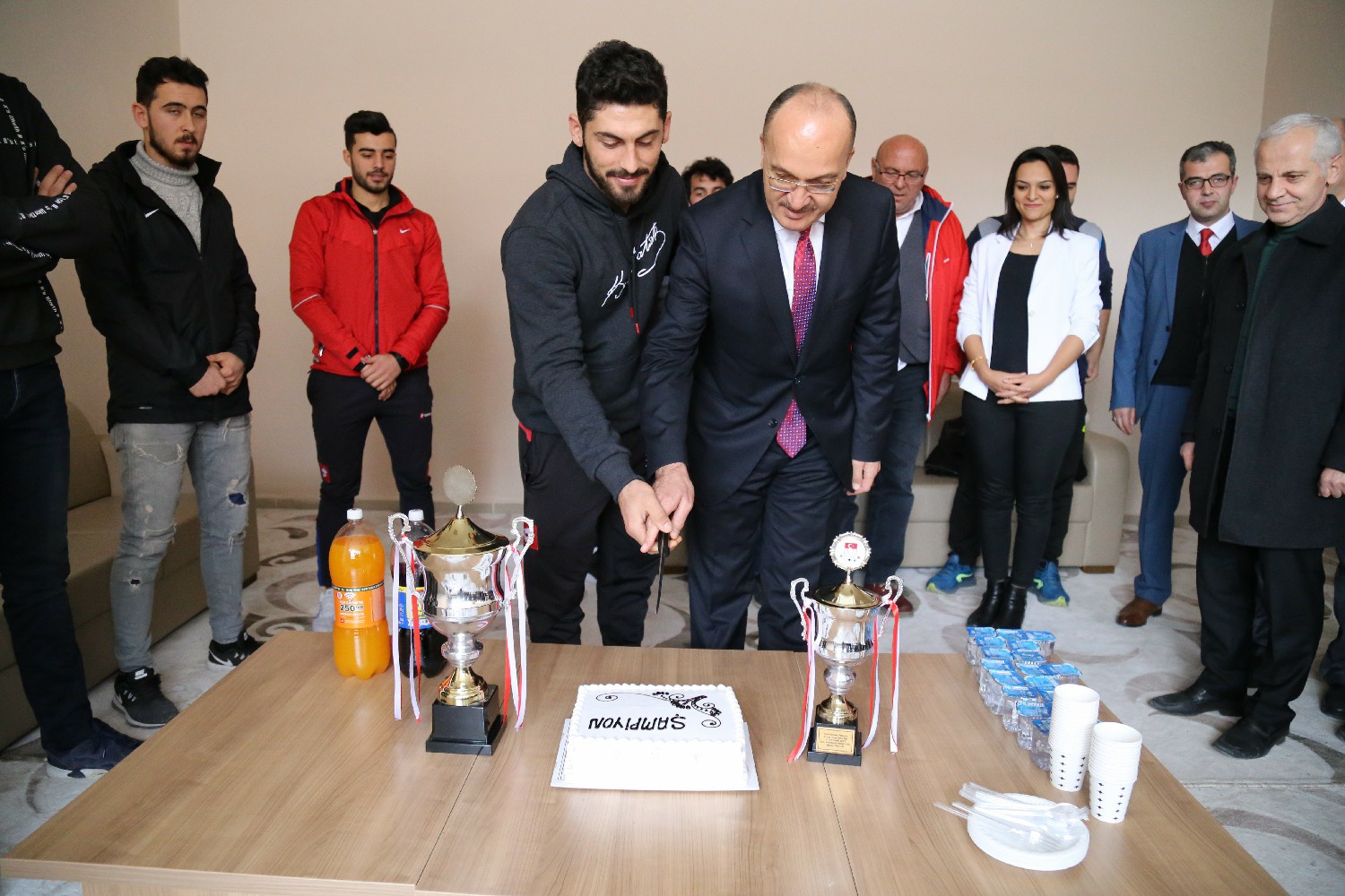 BESYO Voleybol erkek takımı şampiyon oldu 4