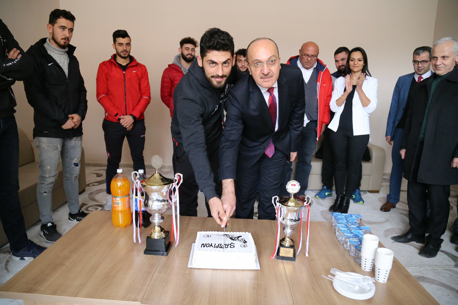 BESYO Voleybol erkek takımı şampiyon oldu 2