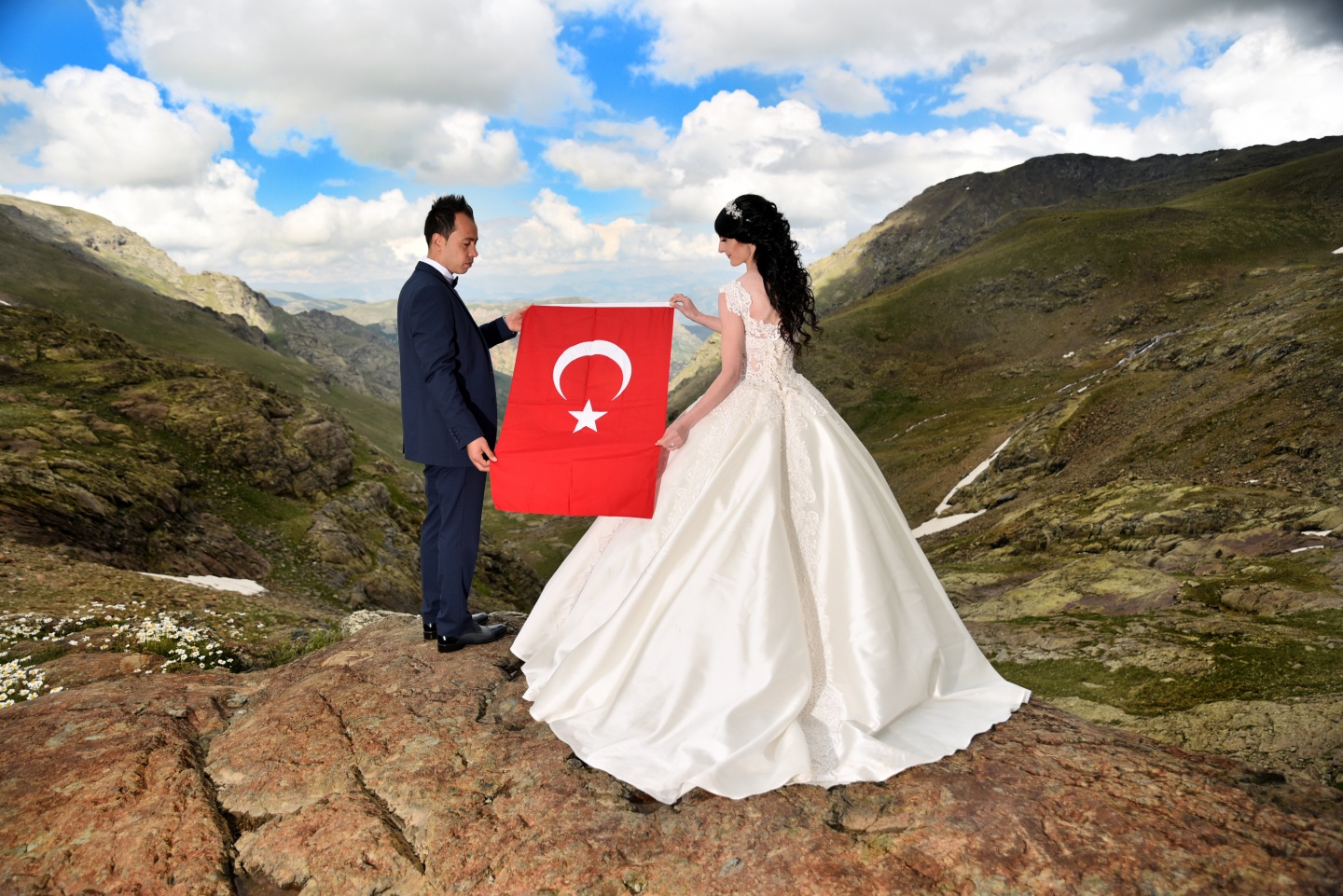 2 bin 500 metre rakımda düğün fotoğrafı çekilerek tarihe geçtiler 22