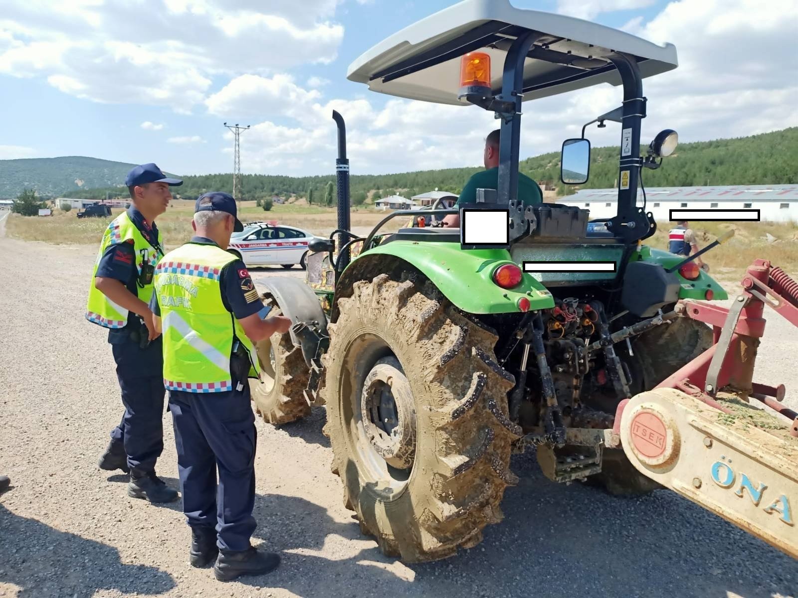 Jandarma tarım araçlarını denetledi 3