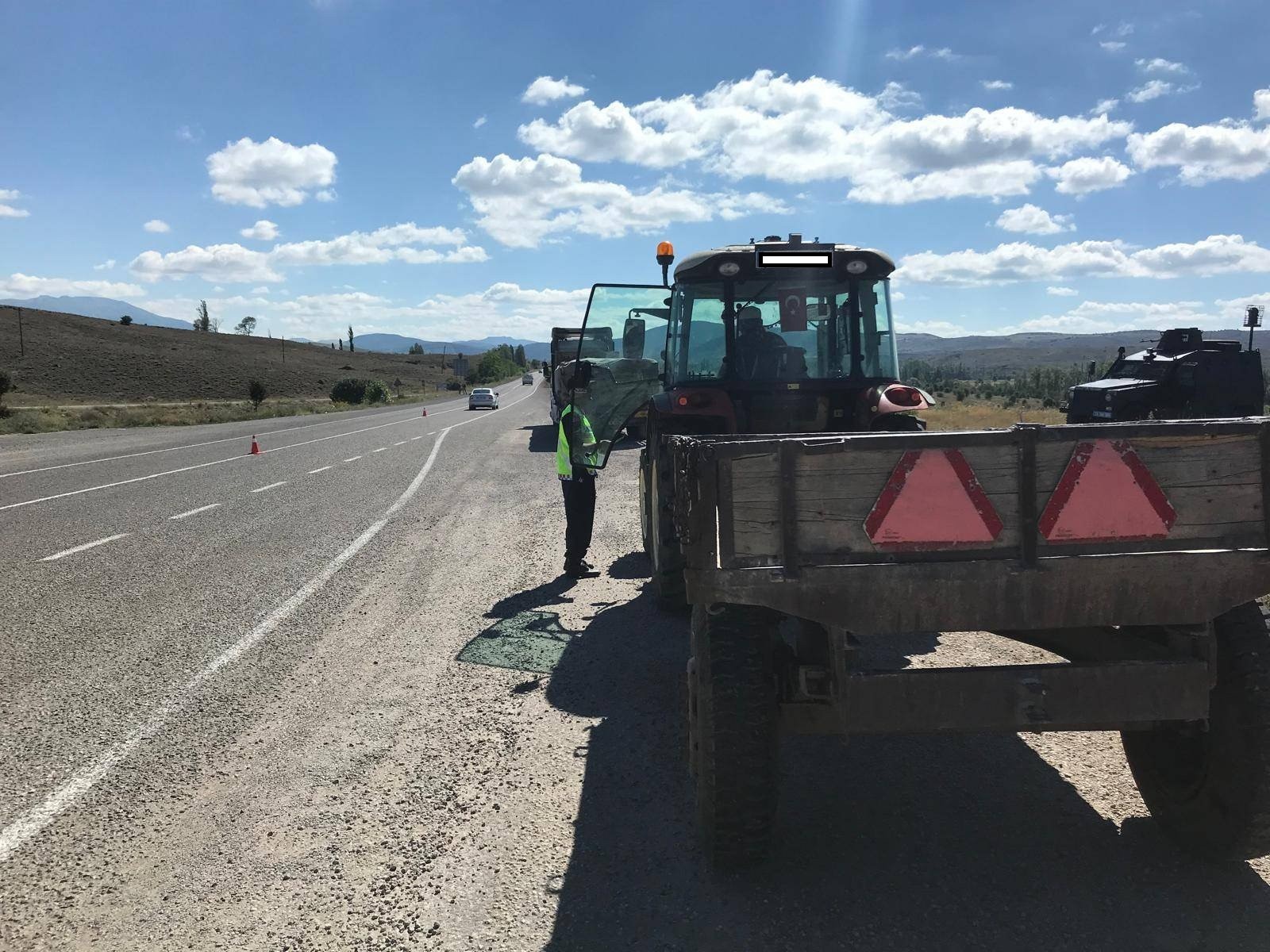 Jandarma tarım araçlarını denetledi 2