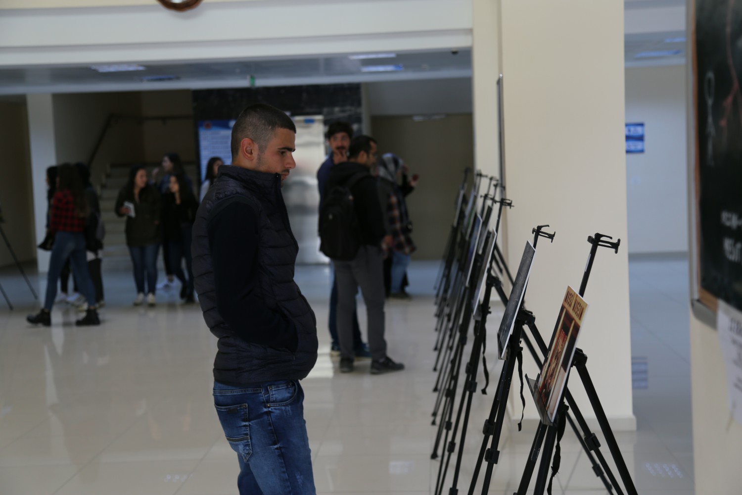 Bu serginin geliri öğrencilere 5