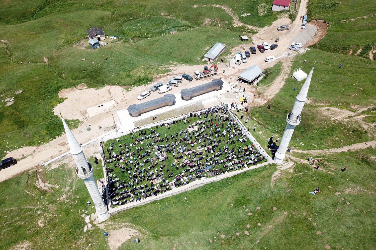 Kadırga yaylasındaki çatısız cami yaz aylarında her Cuma dolup taşıyor 1