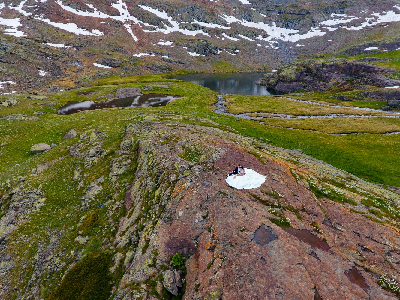 2 bin 500 metre rakımda düğün fotoğrafı çekilerek tarihe geçtiler 13
