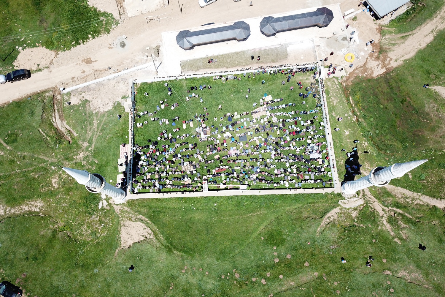 Kadırga yaylasındaki çatısız cami yaz aylarında her Cuma dolup taşıyor 4