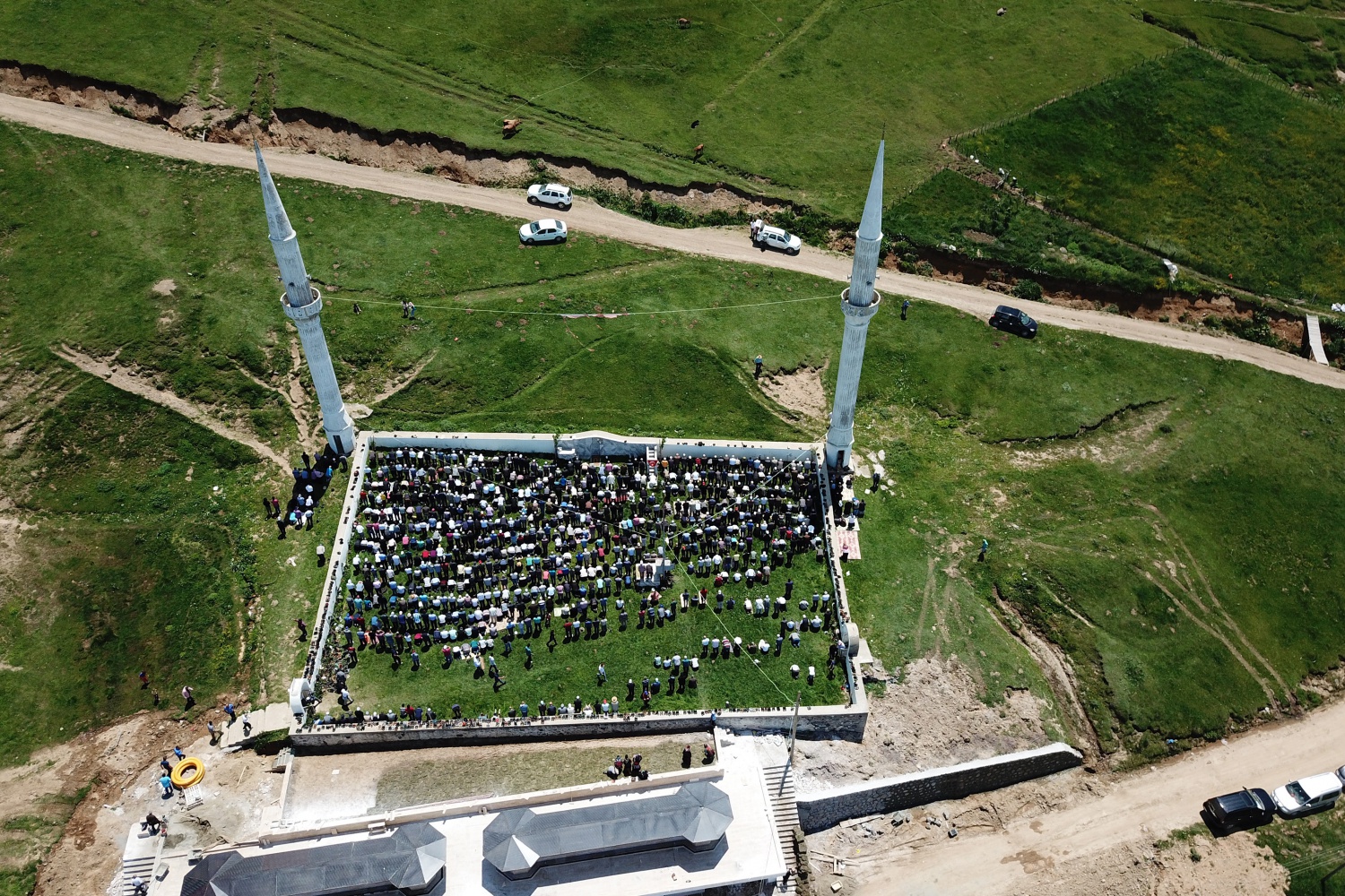 Kadırga yaylasındaki çatısız cami yaz aylarında her Cuma dolup taşıyor 5