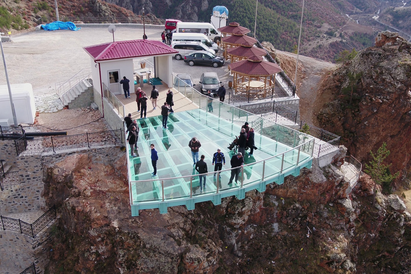 Torul Kalesi cam seyir terası büyülüyor 13