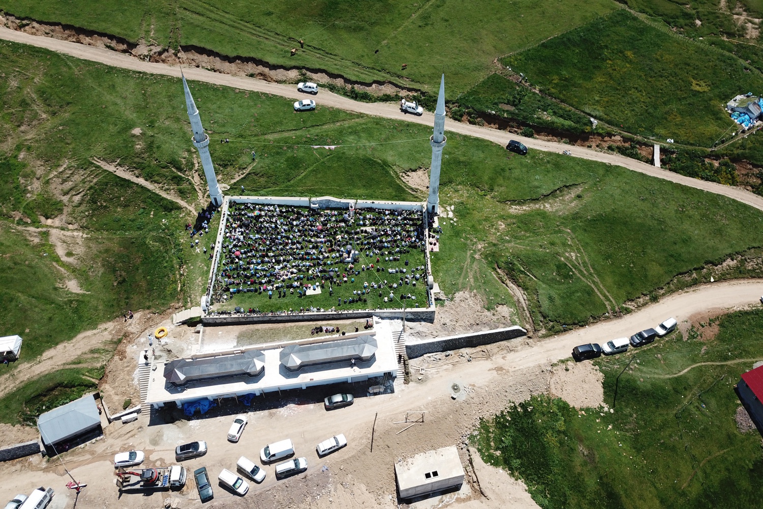 Kadırga yaylasındaki çatısız cami yaz aylarında her Cuma dolup taşıyor 2