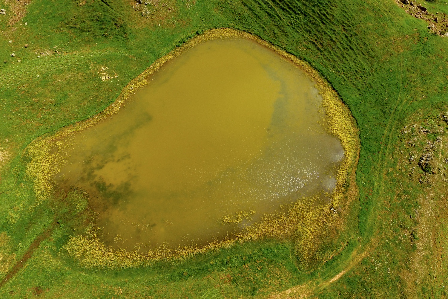 Adını efsaneden alan ‘Dipsiz göl’ büyülüyor   3