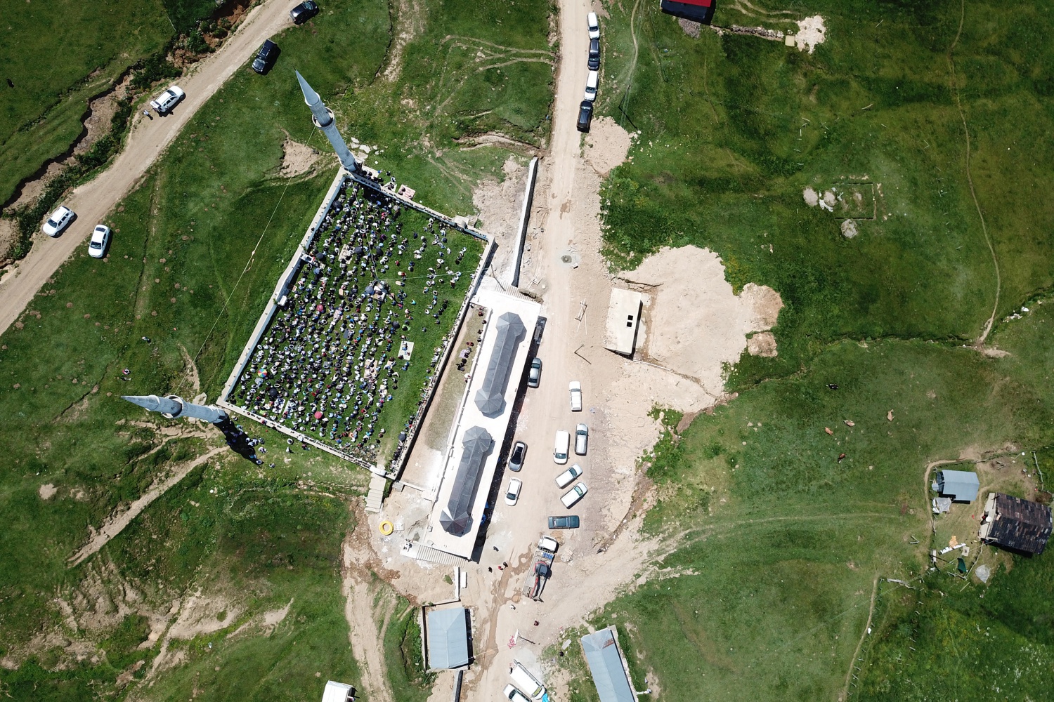 Kadırga yaylasındaki çatısız cami yaz aylarında her Cuma dolup taşıyor 3