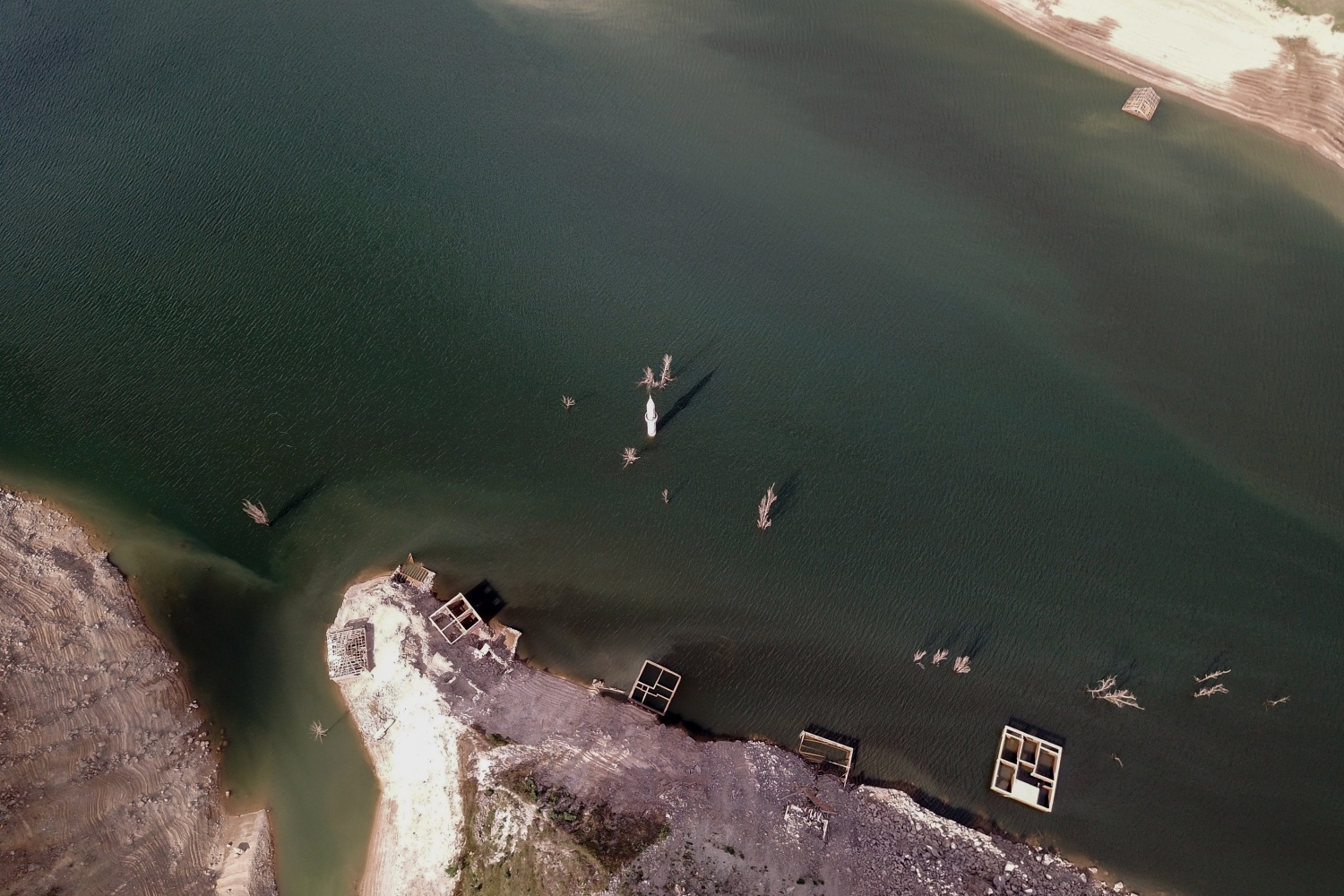 Baraj suları çekilince köy ortaya çıktı 22