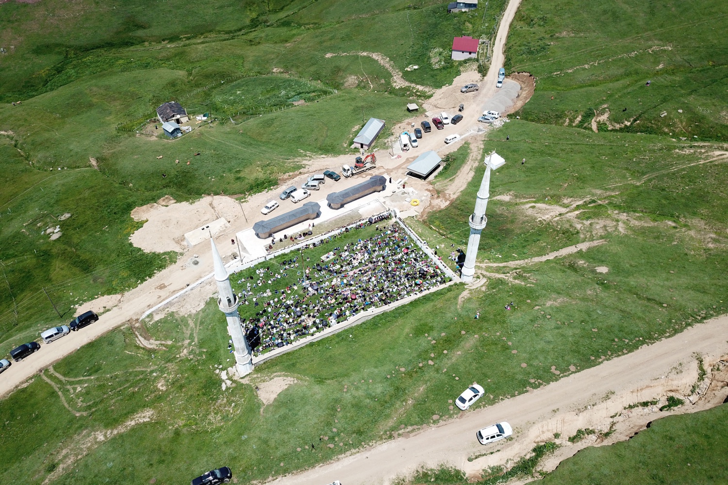 Kadırga yaylasındaki çatısız cami yaz aylarında her Cuma dolup taşıyor 7