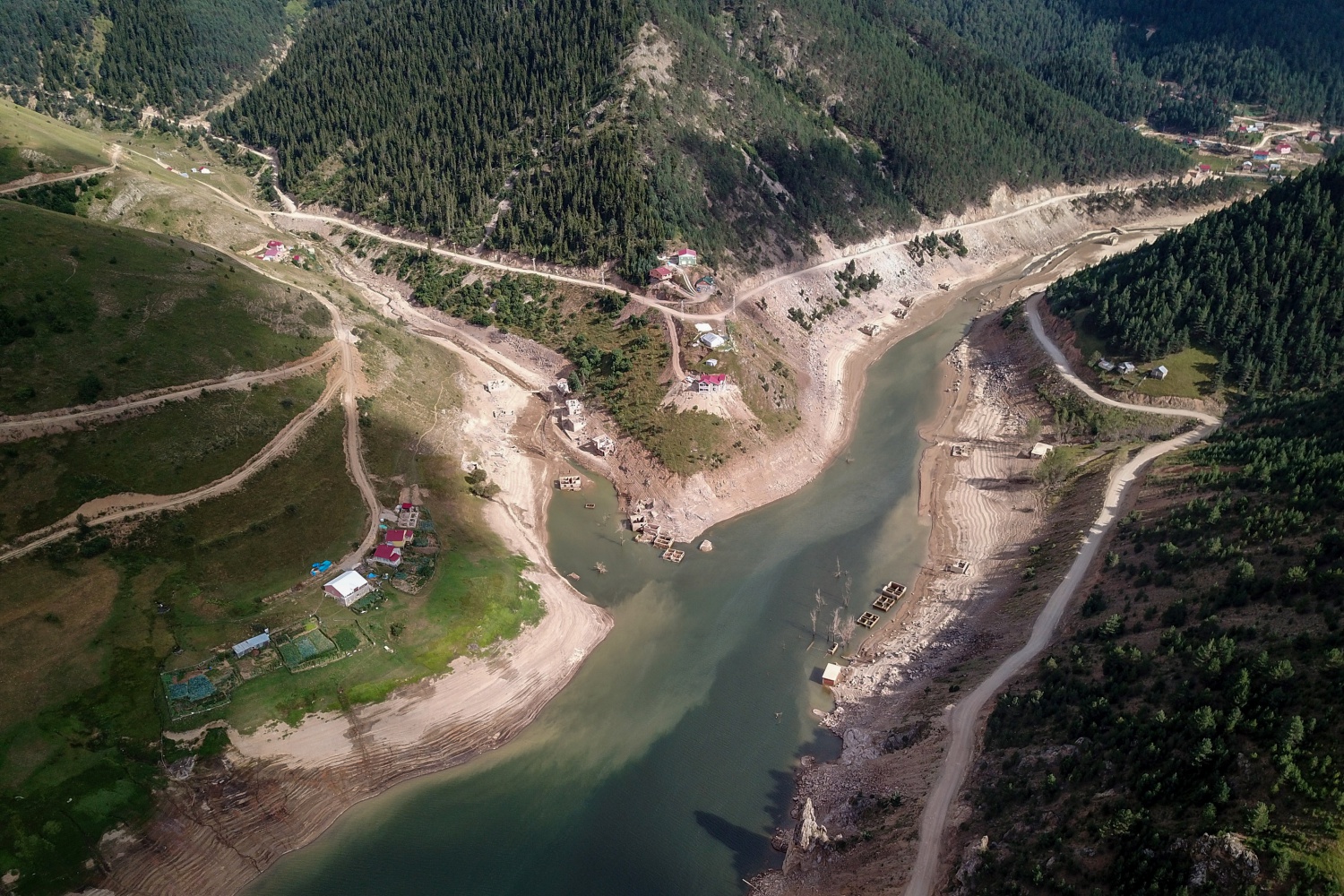 Baraj suları çekilince köy ortaya çıktı 23