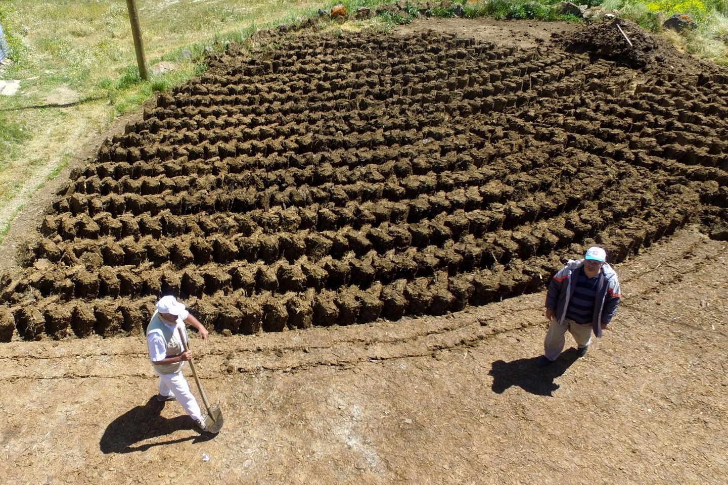 2 ayda yaptıkları tezekleri 12 ay boyunca yakıyorlar 2