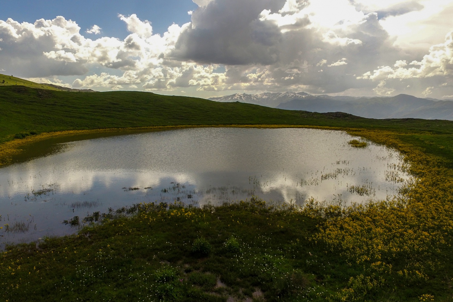 Adını efsaneden alan ‘Dipsiz göl’ büyülüyor   1