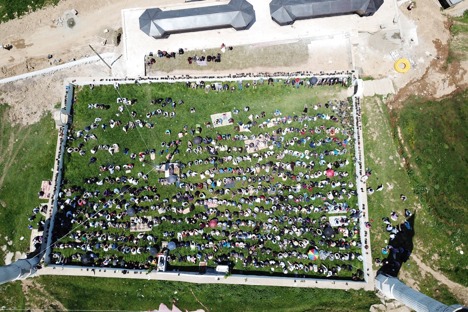 Kadırga yaylasındaki çatısız cami yaz aylarında her Cuma dolup taşıyor 8